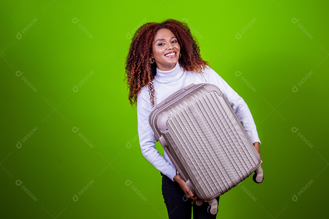 Linda mulher jovem com cabelo cacheado sobre fundo isolado
