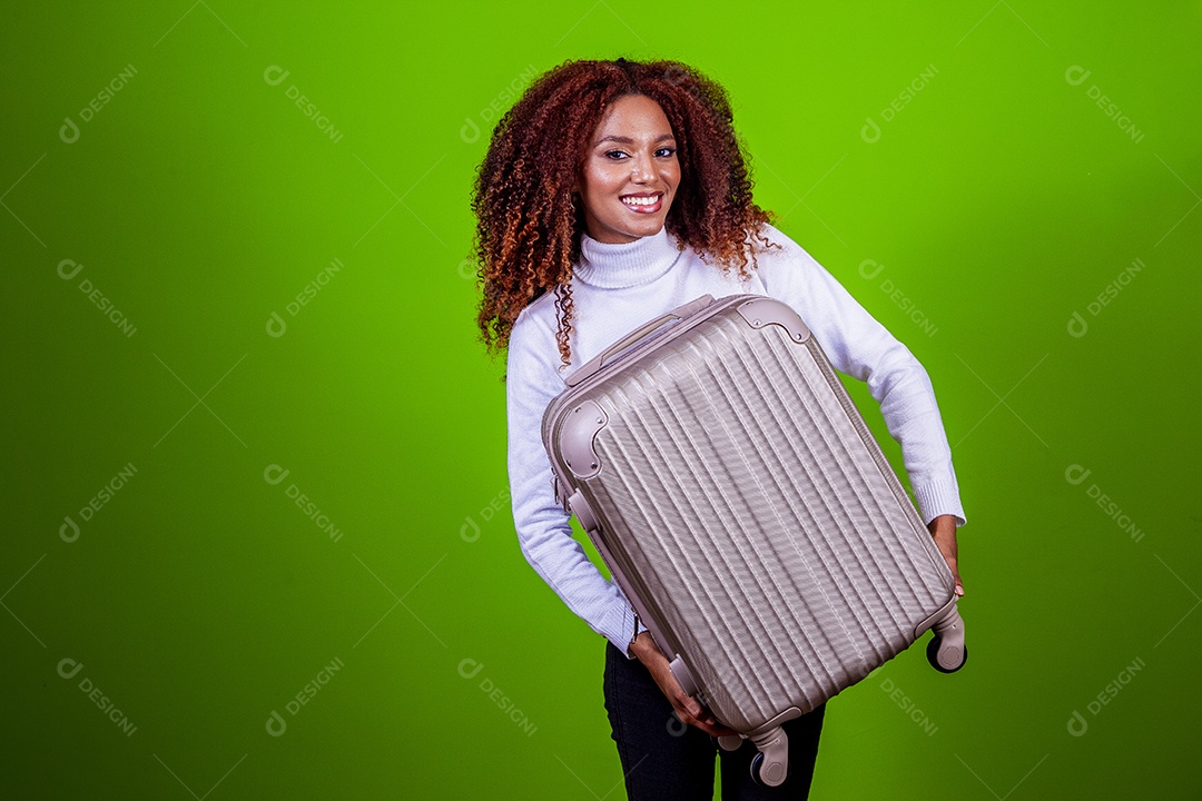 Linda mulher jovem com cabelo cacheado sobre fundo isolado