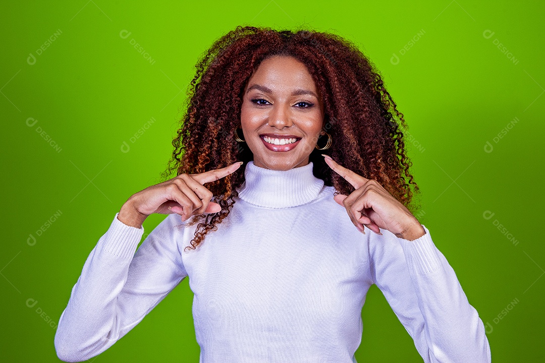 Linda mulher jovem com cabelo cacheado sobre fundo isolado