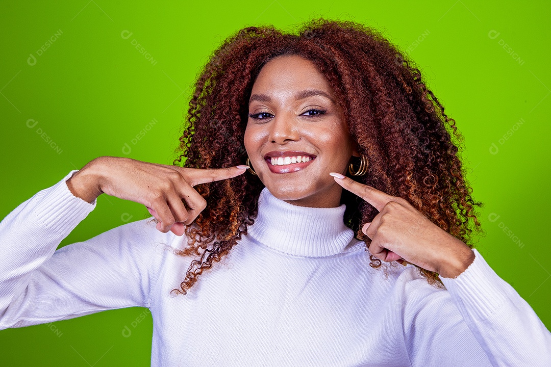 Linda mulher jovem com cabelo cacheado sobre fundo isolado
