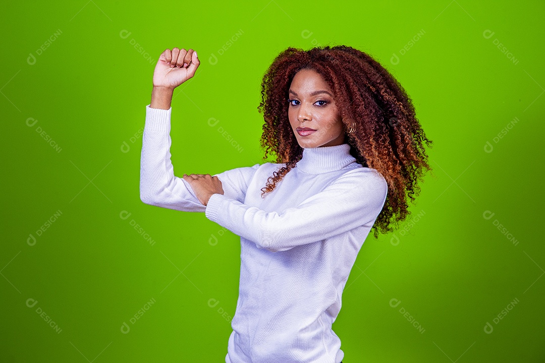 Linda mulher jovem com cabelo cacheado sobre fundo isolado