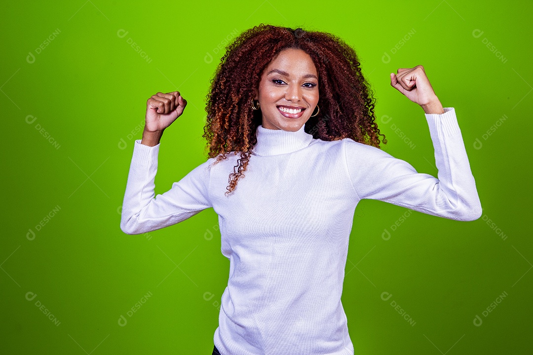 Linda mulher jovem com cabelo cacheado sobre fundo isolado