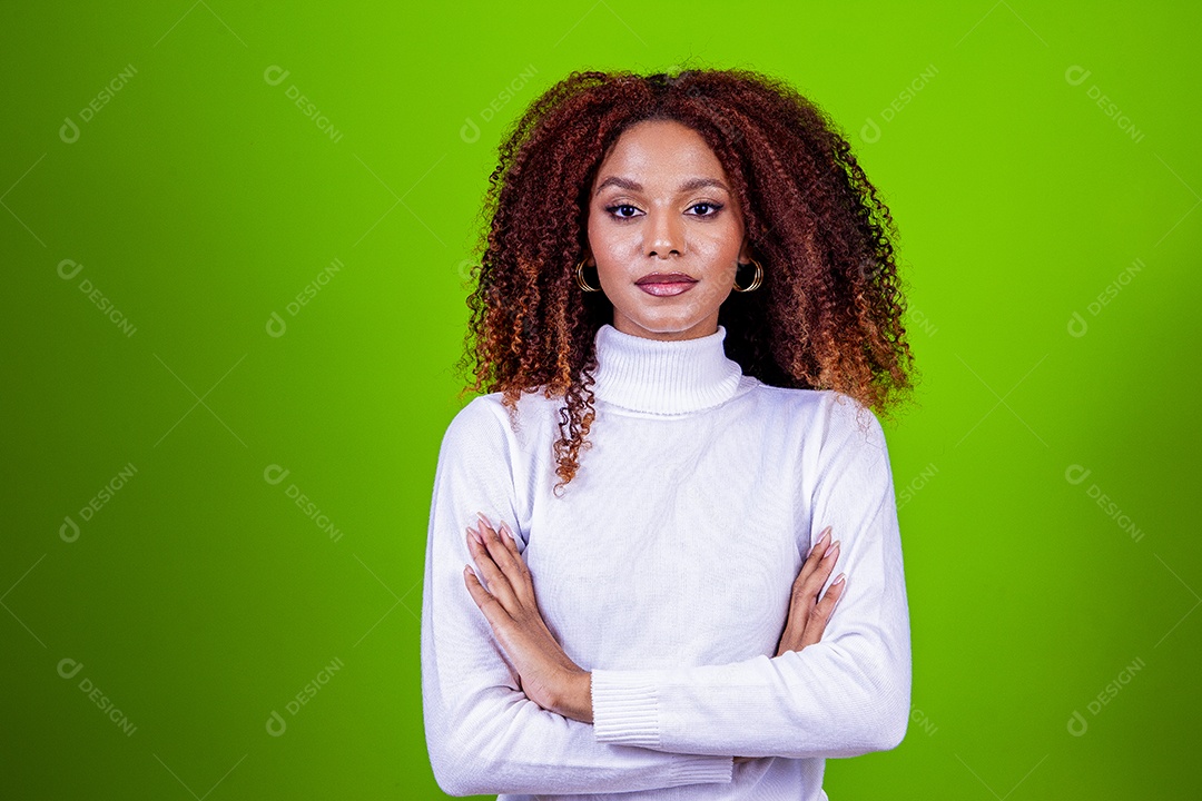 Linda mulher jovem com cabelo cacheado sobre fundo isolado