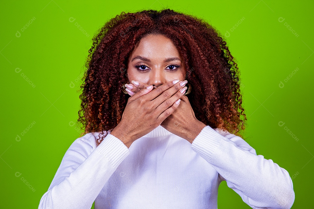 Linda mulher jovem com cabelo cacheado sobre fundo isolado