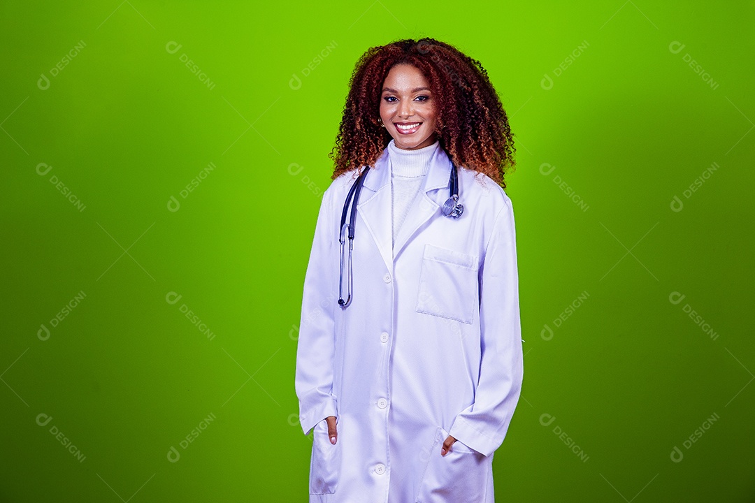 Linda mulher jovem com cabelo cacheado médica sobre fundo isolado