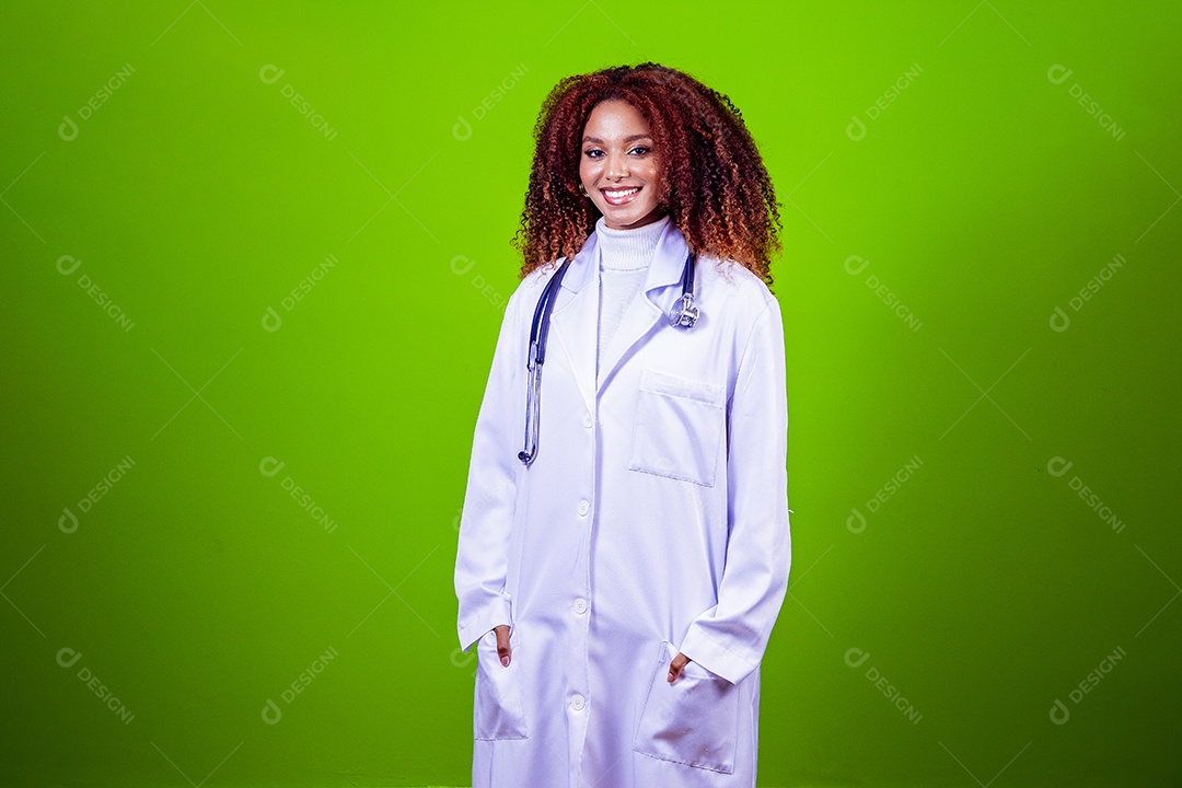 Linda mulher jovem com cabelo cacheado médica sobre fundo isolado