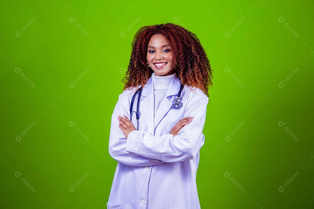 Linda mulher jovem com cabelo cacheado médica sobre fundo isolado