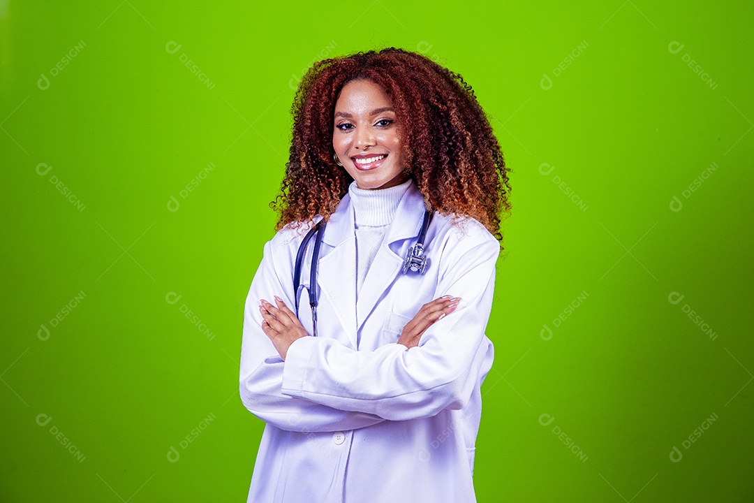 Linda mulher jovem com cabelo cacheado médica sobre fundo isolado