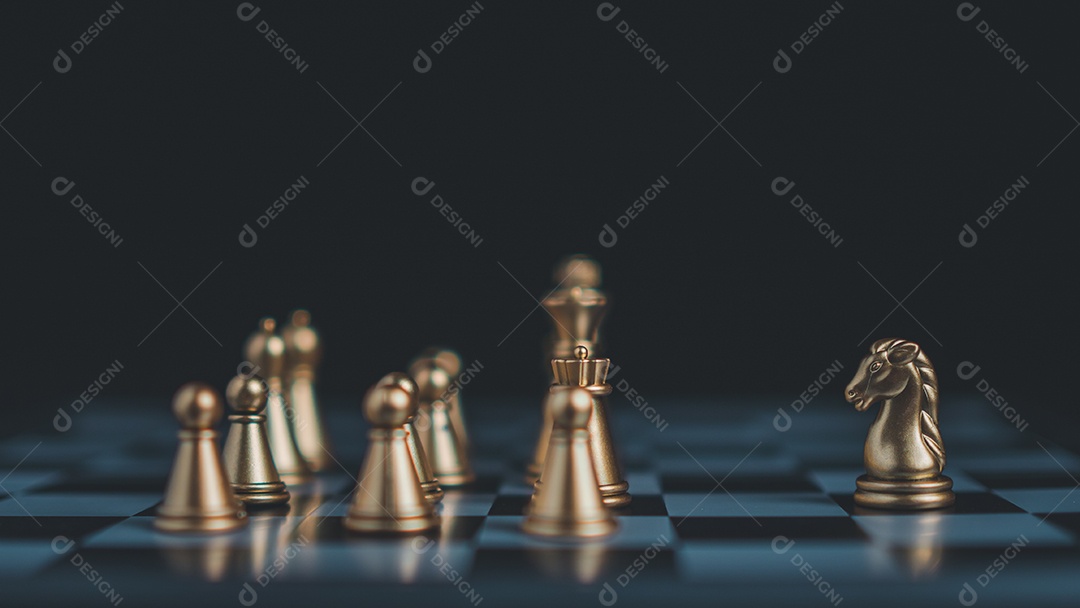 Peças de xadrez de ouro e prata em jogo de tabuleiro de xadrez para comparação de negócios. Conceitos de liderança, conceitos de gestão de recursos humanos.