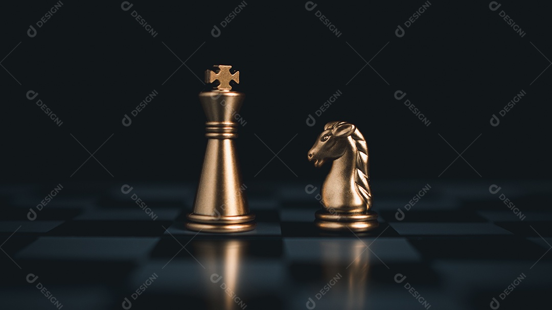 Peças de xadrez de ouro e prata em jogo de tabuleiro de xadrez para comparação de negócios. Conceitos de liderança, conceitos de gestão de recursos humanos.