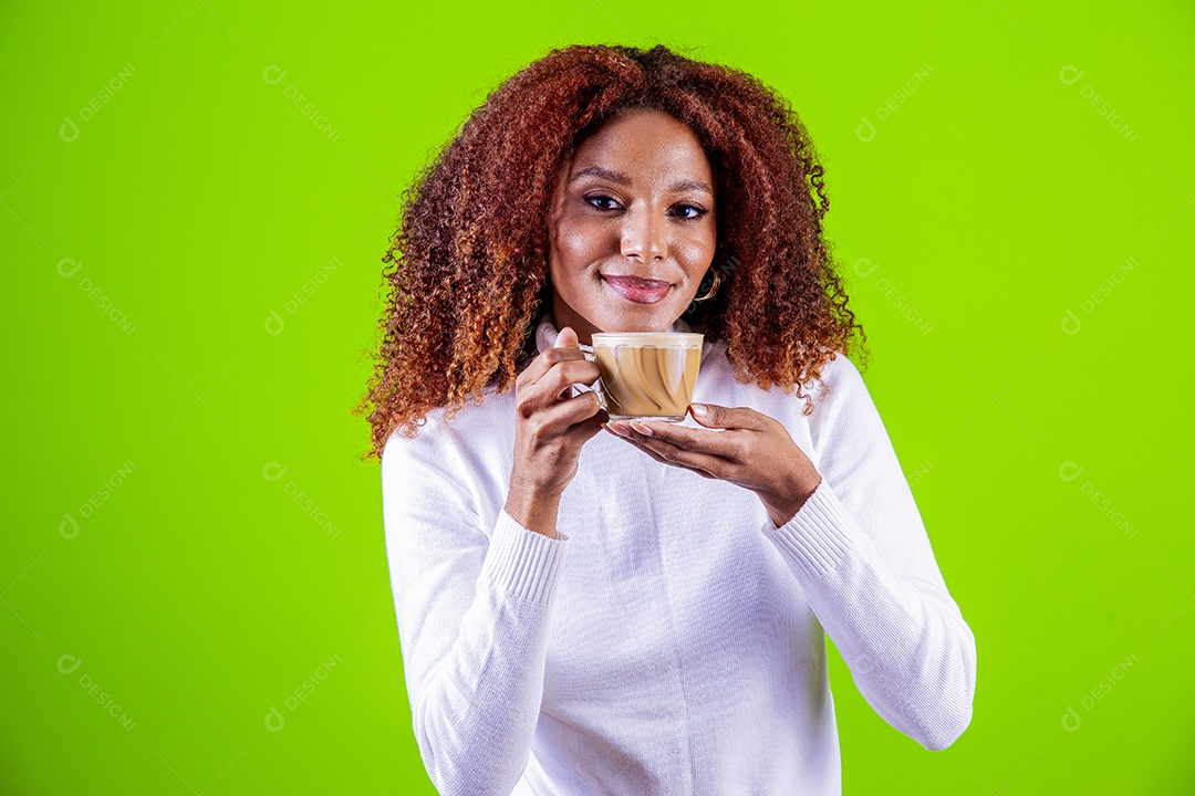 Linda mulher jovem com cabelo cacheado sobre fundo isolado