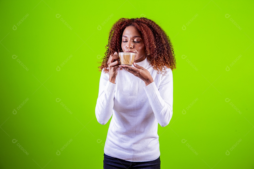 Linda mulher jovem com cabelo cacheado sobre fundo isolado