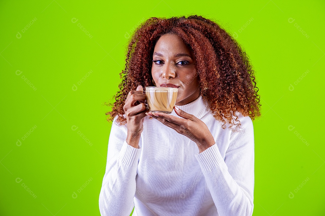 Linda mulher jovem com cabelo cacheado sobre fundo isolado
