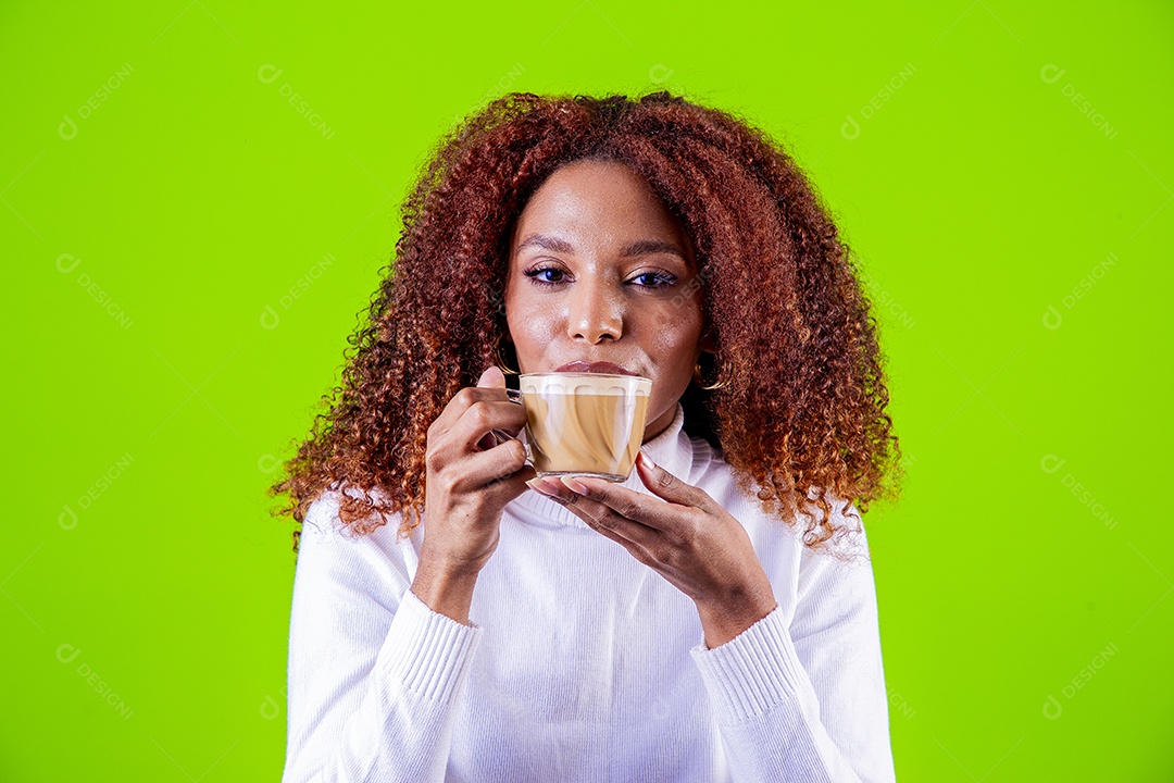 Linda mulher jovem com cabelo cacheado sobre fundo isolado