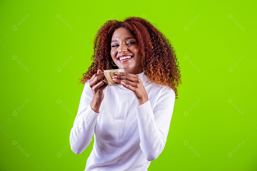 Linda mulher jovem com cabelo cacheado sobre fundo isolado