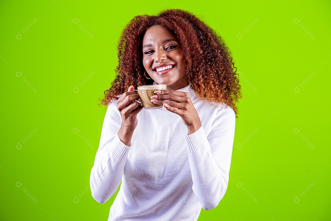 Linda mulher jovem com cabelo cacheado sobre fundo isolado