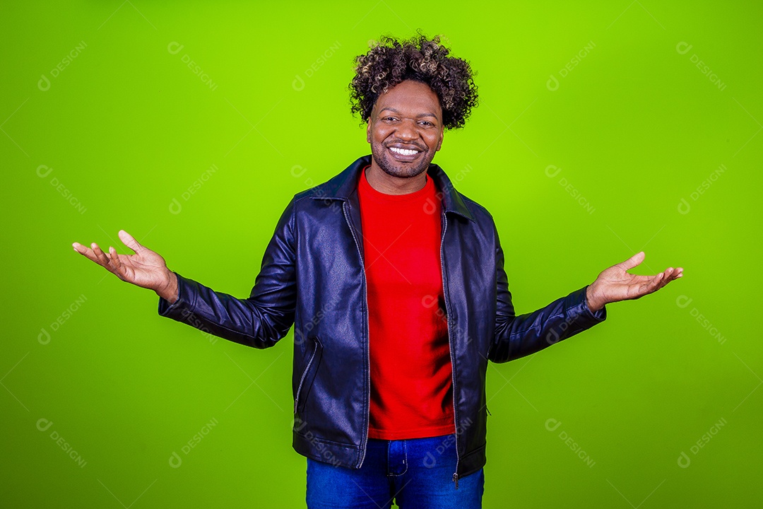 Homem jovem negro sobre fundo isolado