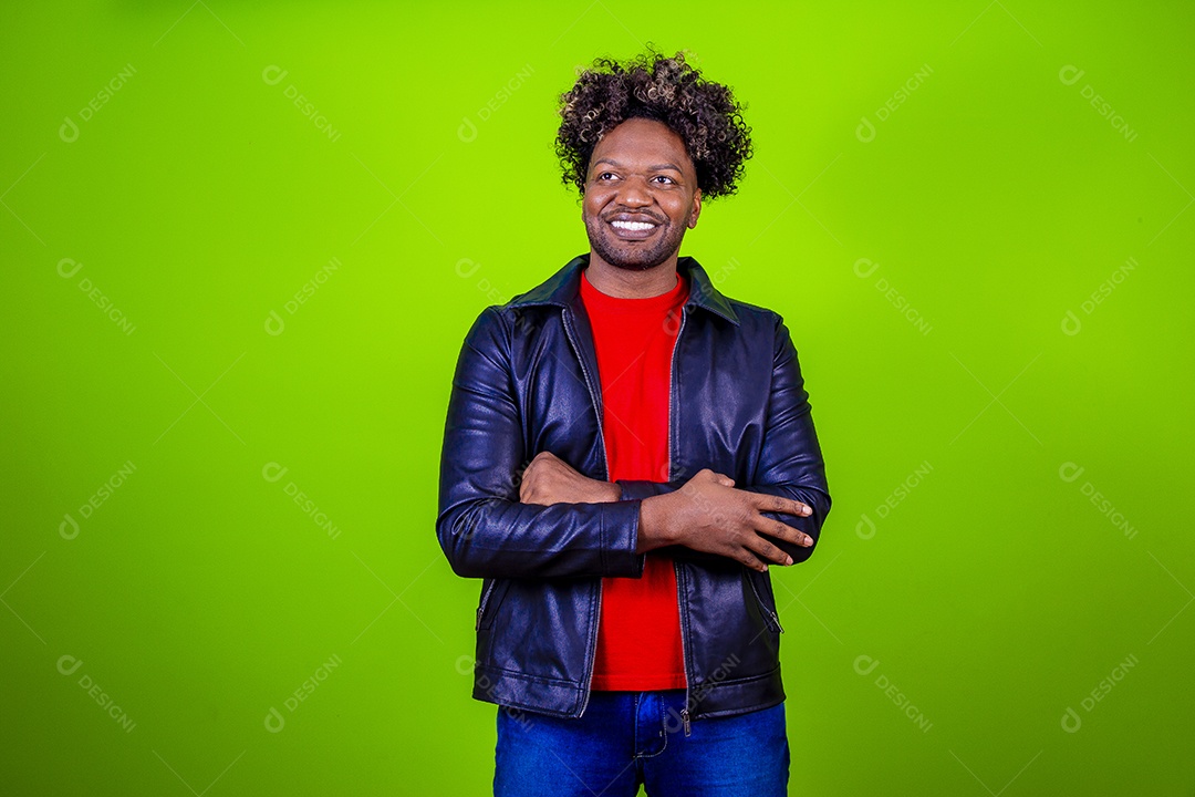 Homem jovem negro sobre fundo isolado