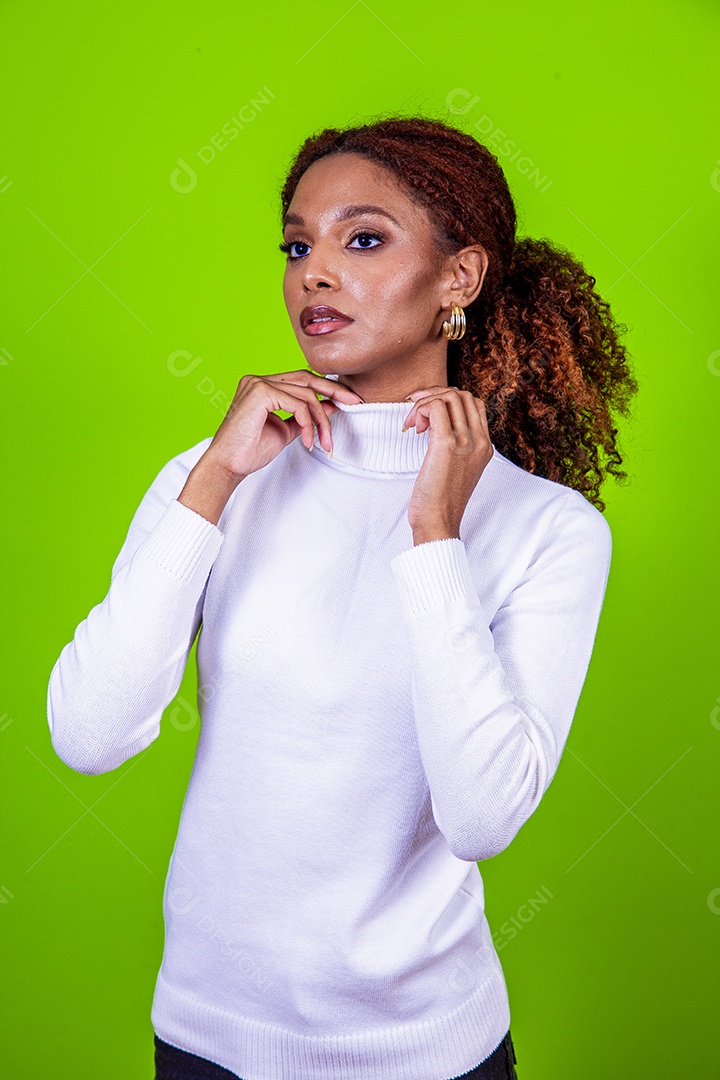 Linda mulher jovem com cabelo cacheado sobre fundo isolado