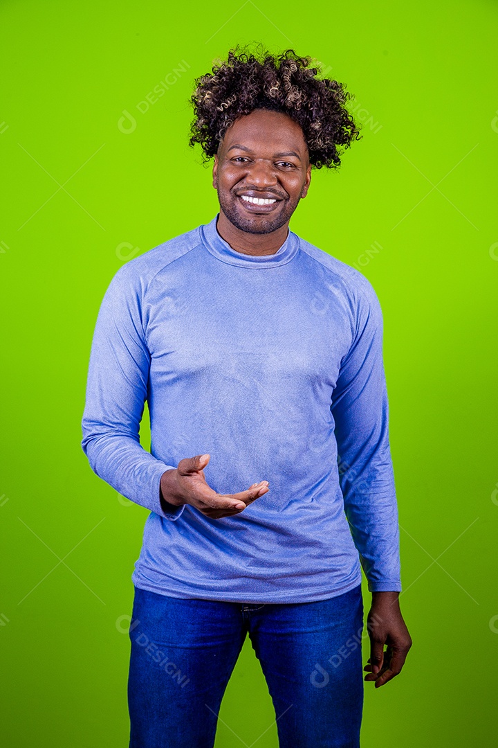 Homem jovem sobre fundo isolado