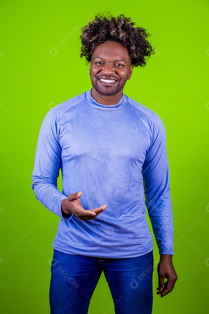 Homem jovem negro sobre fundo isolado