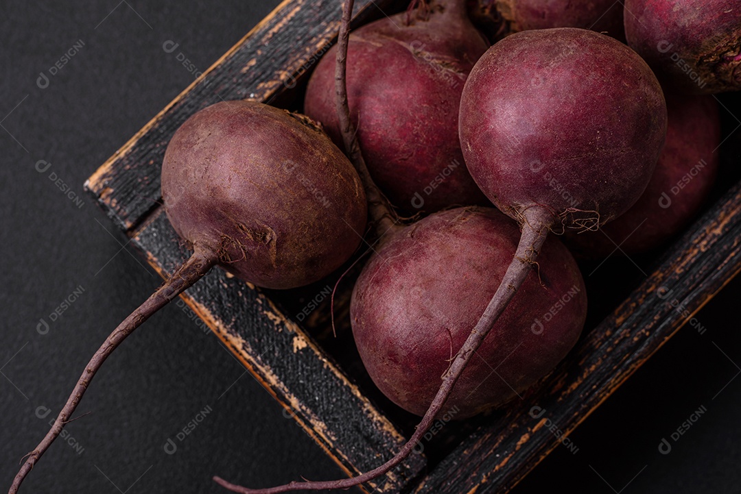 Beterraba crua fresca em forma de tubérculos sobre um fundo de concreto texturizado. Ingredientes Vegetarianos