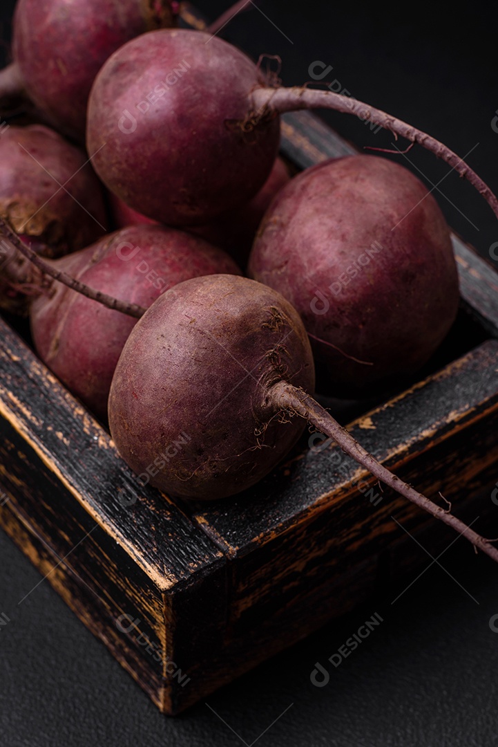 Beterraba crua fresca em forma de tubérculos sobre um fundo de concreto texturizado. Ingredientes Vegetarianos