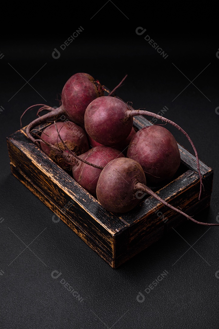 Beterraba crua fresca em forma de tubérculos sobre um fundo de concreto texturizado. Ingredientes Vegetarianos