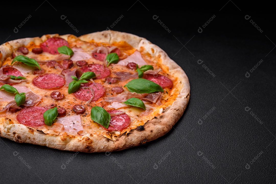 Deliciosa pizza assada em forno fresco com salame, carne, queijo, tomate, especiarias e ervas sobre um fundo escuro de concreto