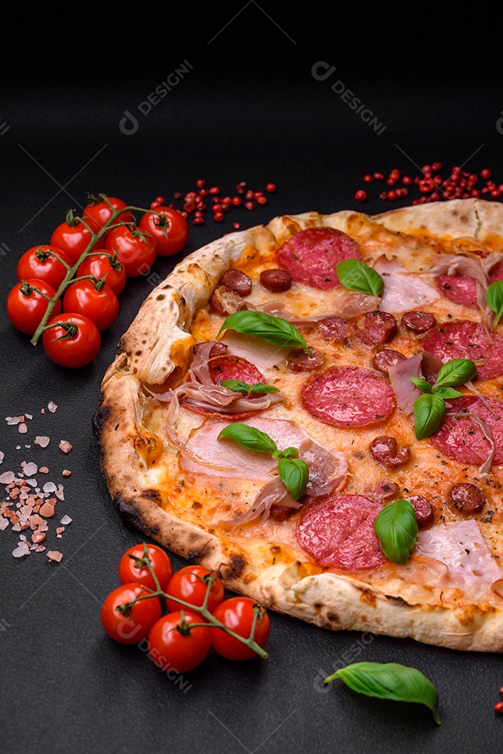 Deliciosa pizza assada em forno fresco com salame, carne, queijo, tomate, especiarias e ervas sobre um fundo escuro de concreto