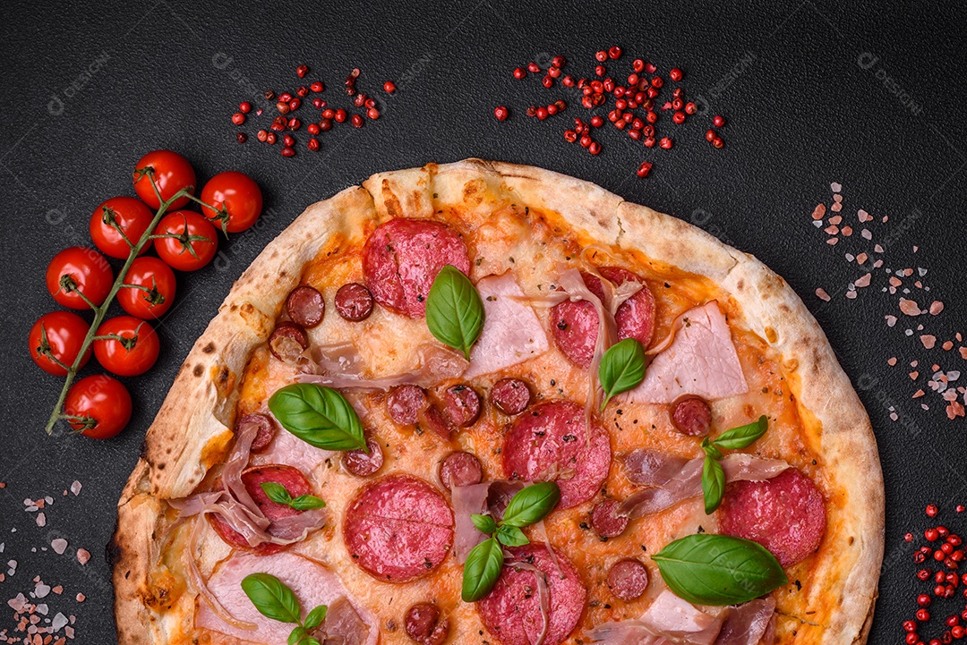 Deliciosa pizza assada em forno fresco com salame, carne, queijo, tomate, especiarias e ervas sobre um fundo escuro de concreto