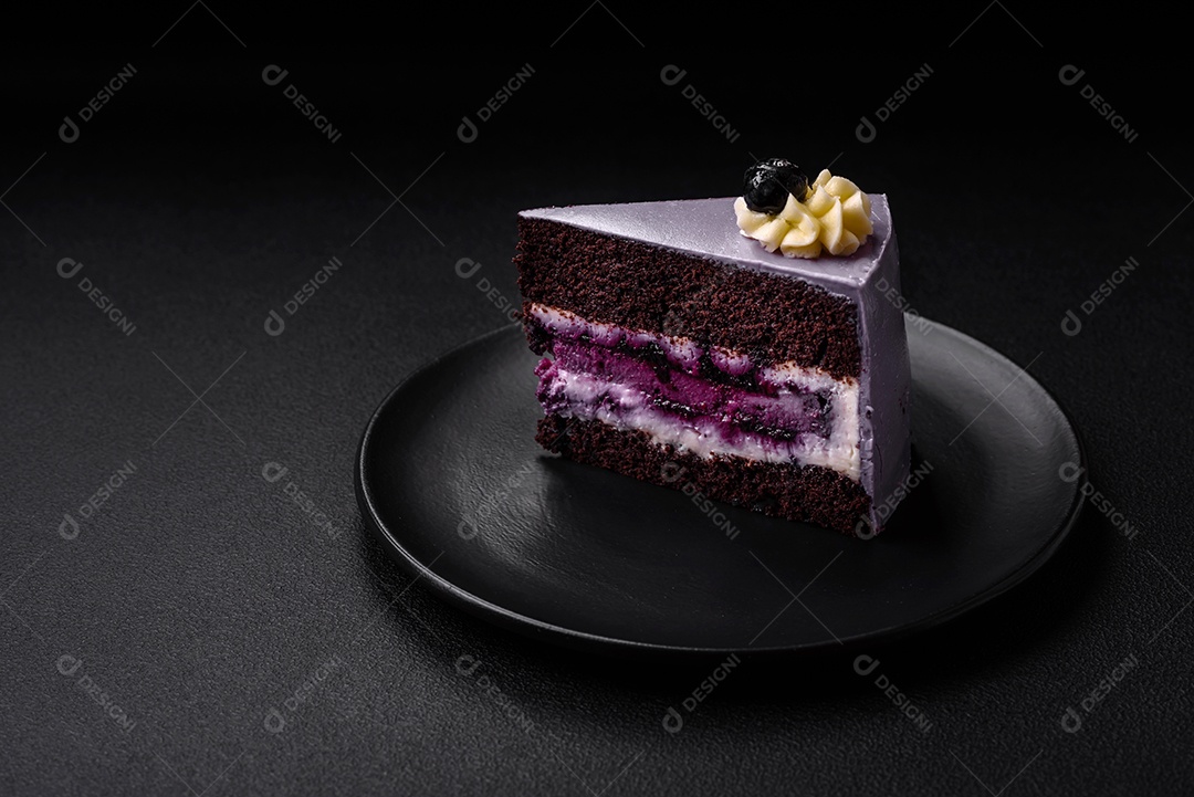 Delicioso bolo fresco de mirtilo ou groselha com cream cheese sobre um fundo escuro de concreto