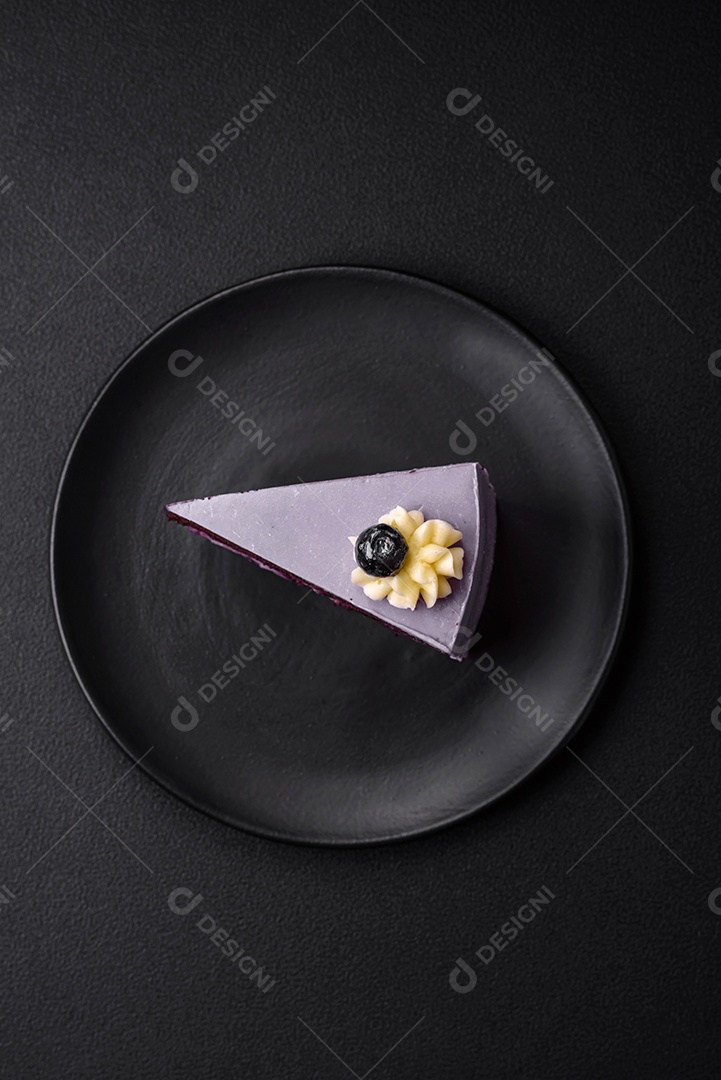 Delicioso bolo fresco de mirtilo ou groselha com cream cheese sobre um fundo escuro de concreto