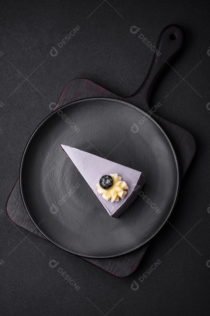 Delicioso bolo fresco de mirtilo ou groselha com cream cheese sobre um fundo escuro de concreto