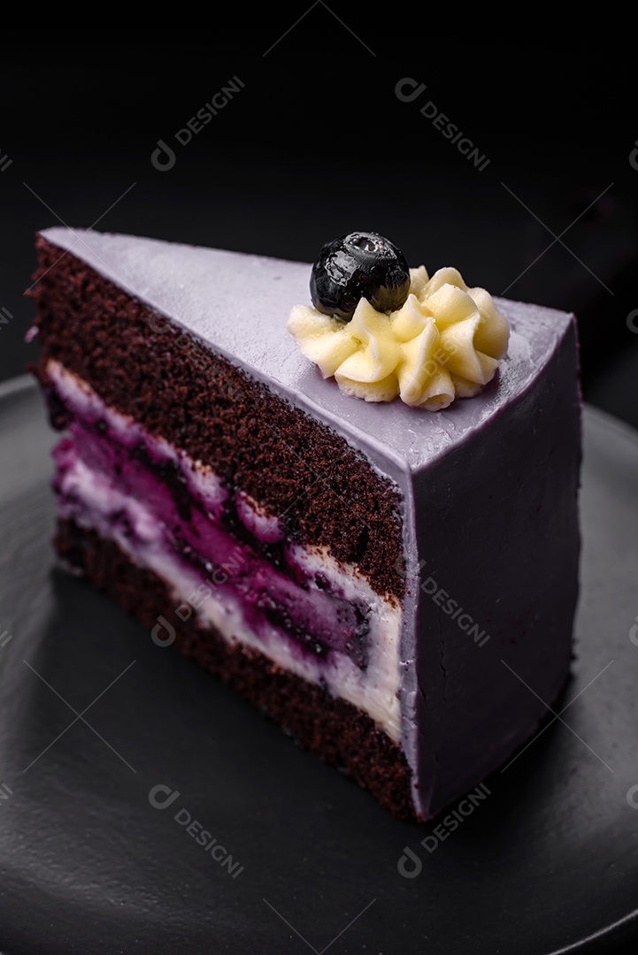Delicioso bolo fresco de mirtilo ou groselha com cream cheese sobre um fundo escuro de concreto
