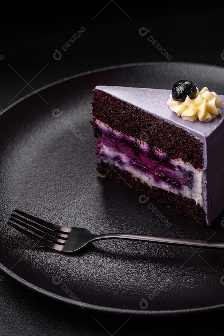 Delicioso bolo fresco de mirtilo ou groselha com cream cheese sobre um fundo escuro de concreto