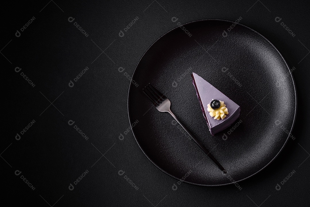 Delicioso bolo fresco de mirtilo ou groselha com cream cheese sobre um fundo escuro de concreto