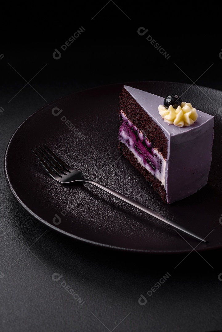 Delicioso bolo fresco de mirtilo ou groselha com cream cheese sobre um fundo escuro de concreto