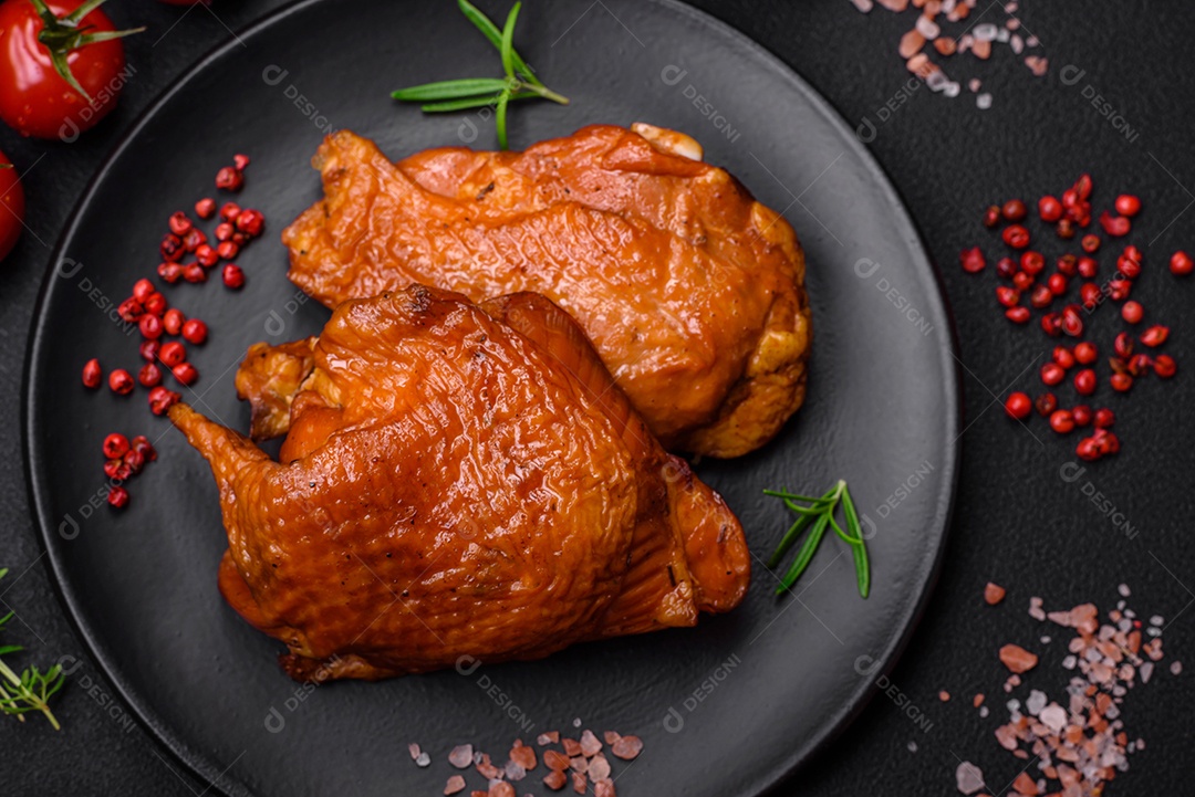 Deliciosas coxas de frango frito ou defumado grelhadas com especiarias e ervas sobre fundo escuro de concreto