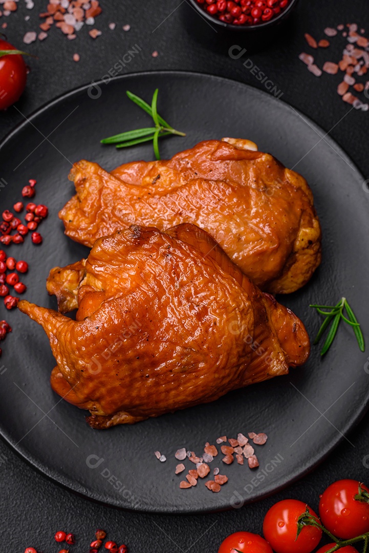 Deliciosas coxas de frango frito ou defumado grelhadas com especiarias e ervas sobre fundo escuro de concreto