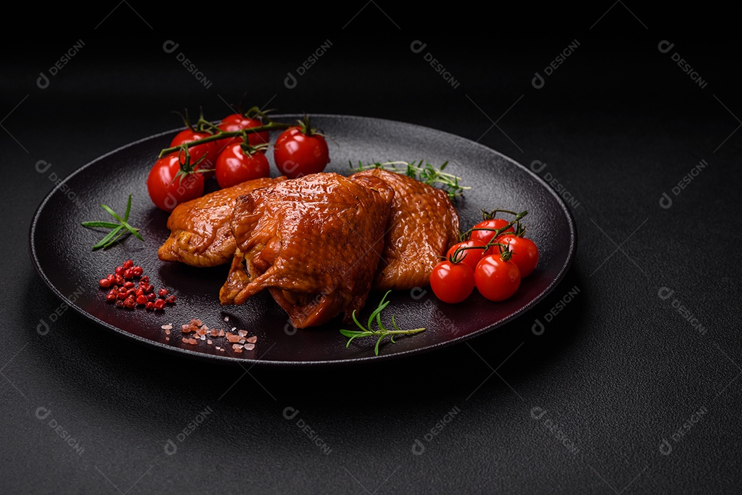 Deliciosas coxas de frango frito ou defumado grelhadas com especiarias e ervas sobre fundo escuro de concreto