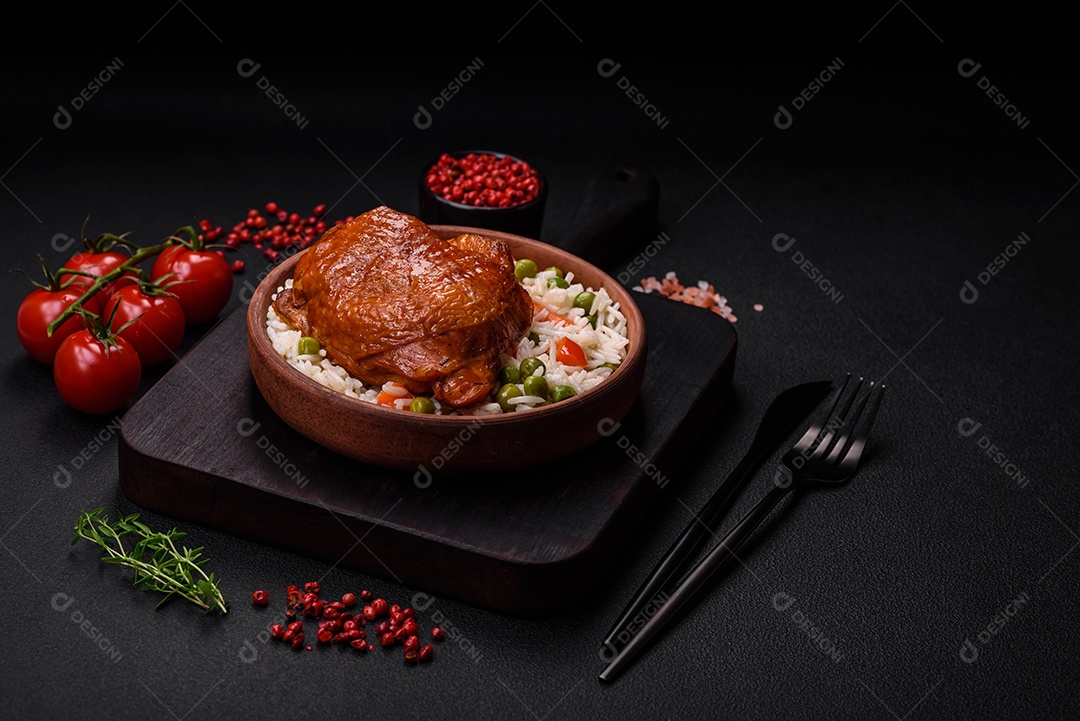 Deliciosas coxas de frango frito ou defumado grelhadas com especiarias e ervas sobre fundo escuro de concreto