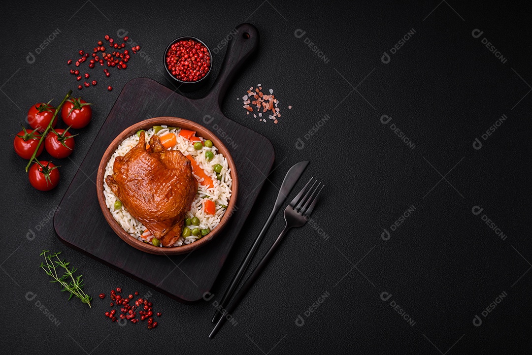 Deliciosas coxas de frango frito ou defumado grelhadas com especiarias e ervas sobre fundo escuro de concreto