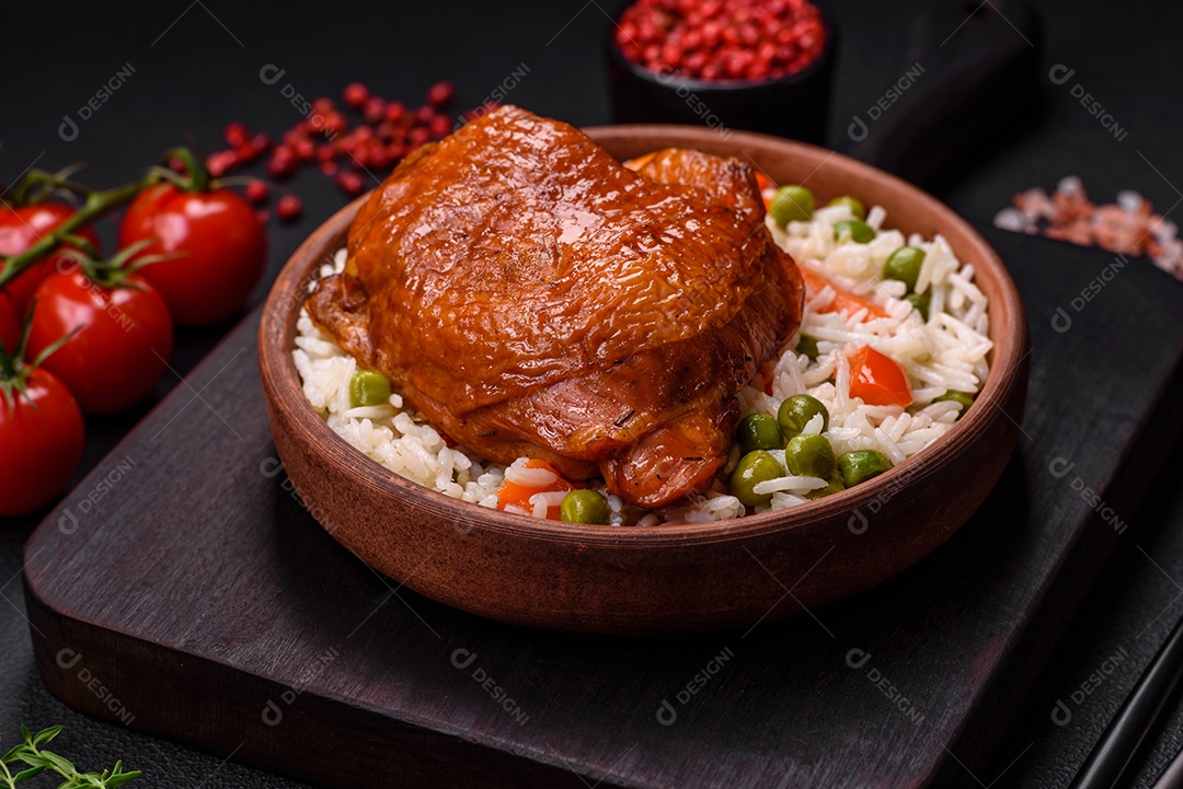 Deliciosas coxas de frango frito ou defumado grelhadas com especiarias e ervas sobre fundo escuro de concreto