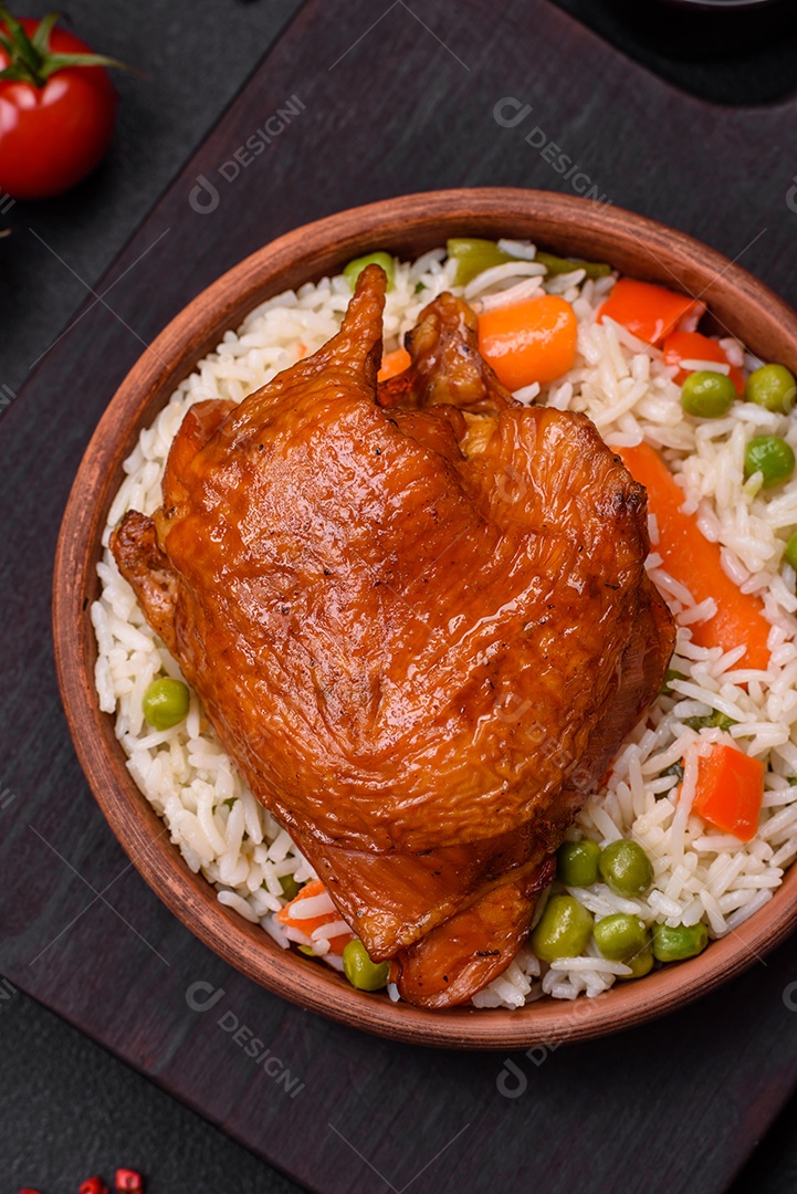 Deliciosas coxas de frango frito ou defumado grelhadas com especiarias e ervas sobre fundo escuro de concreto