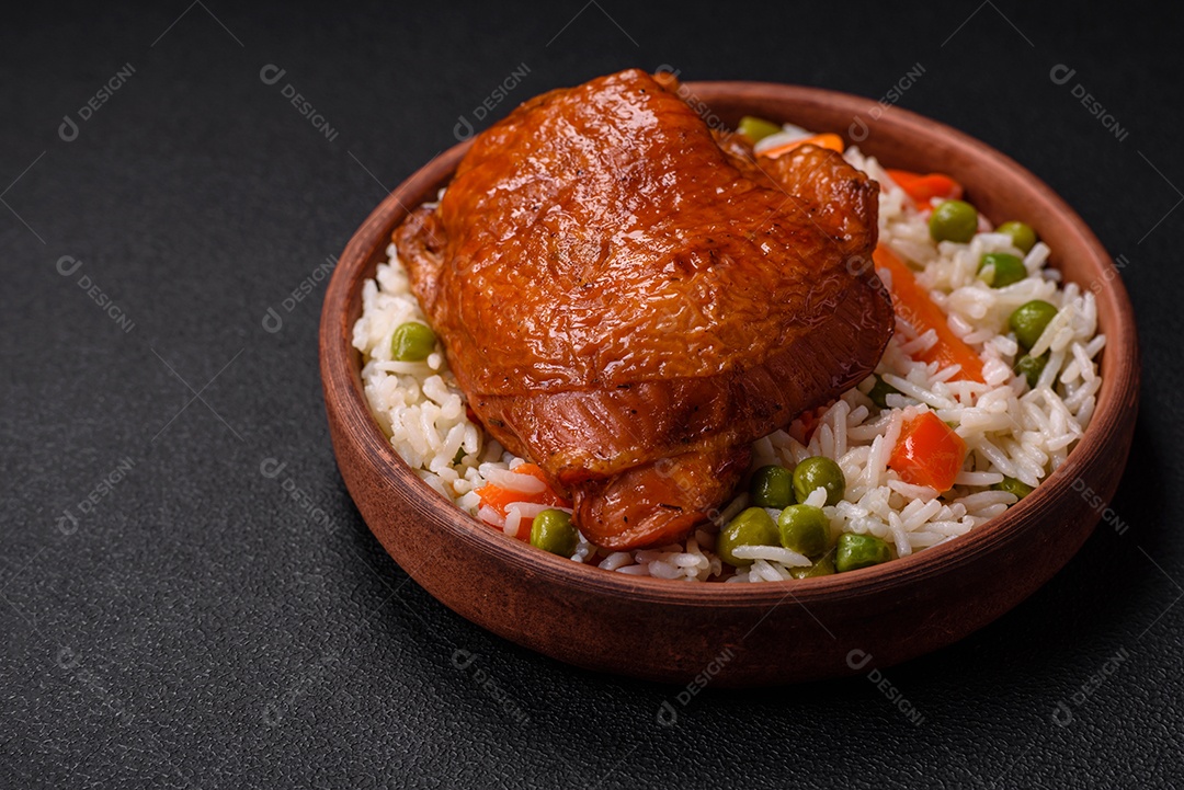 Deliciosas coxas de frango frito ou defumado grelhadas com especiarias e ervas sobre fundo escuro de concreto