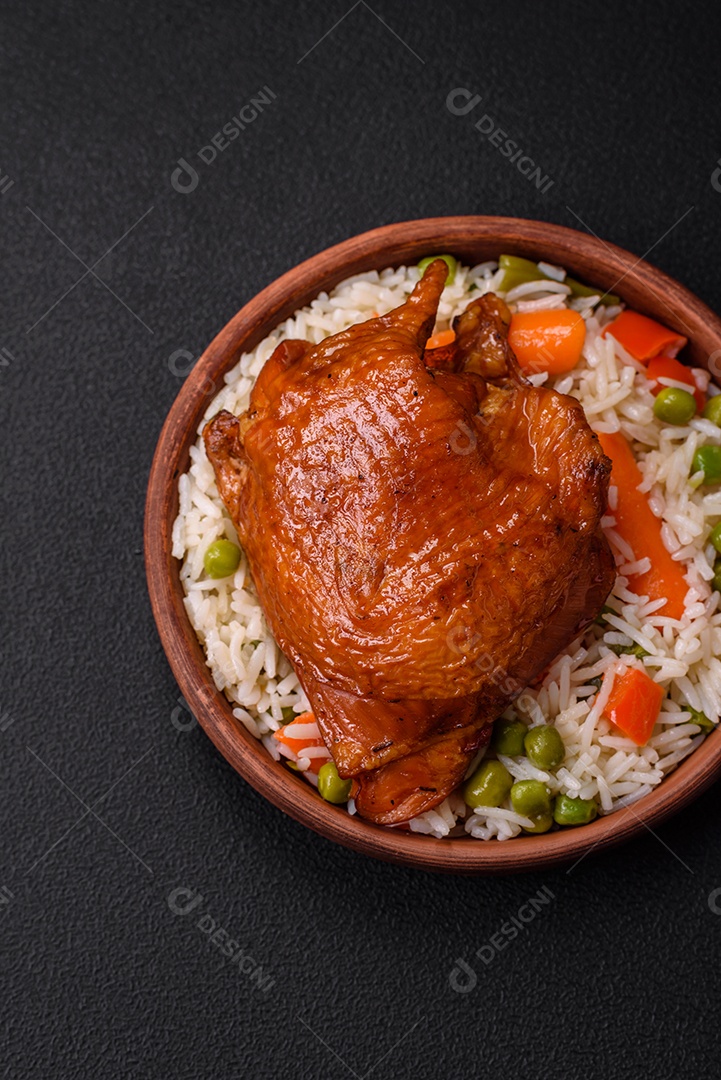 Deliciosas coxas de frango frito ou defumado grelhadas com especiarias e ervas sobre fundo escuro de concreto