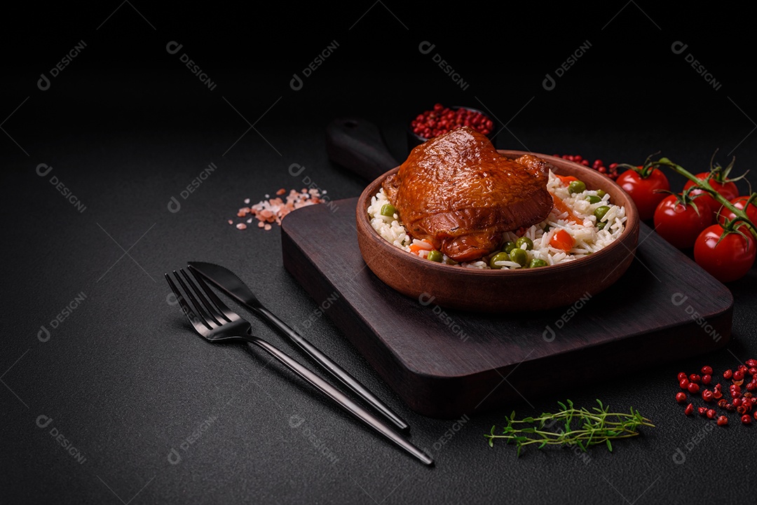 Deliciosas coxas de frango frito ou defumado grelhadas com especiarias e ervas sobre fundo escuro de concreto