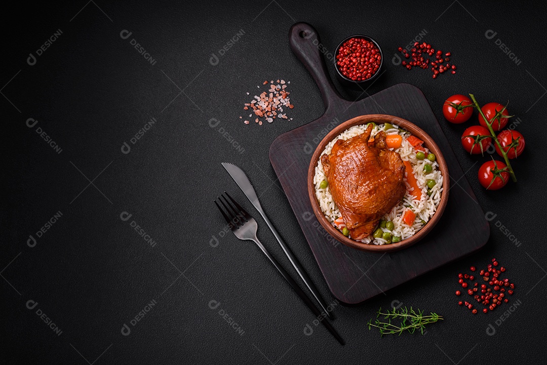 Deliciosas coxas de frango frito ou defumado grelhadas com especiarias e ervas sobre fundo escuro de concreto