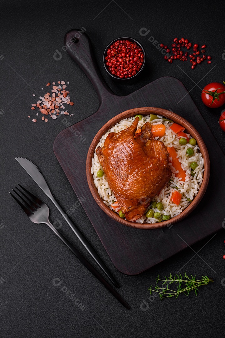 Deliciosas coxas de frango frito ou defumado grelhadas com especiarias e ervas sobre fundo escuro de concreto